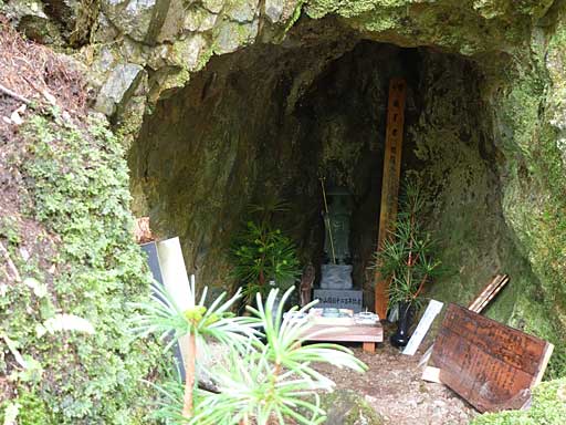 仏棚洞穴と弘法大師像