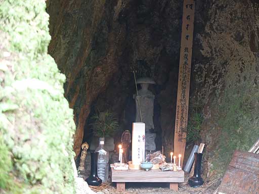 仏棚の洞穴
